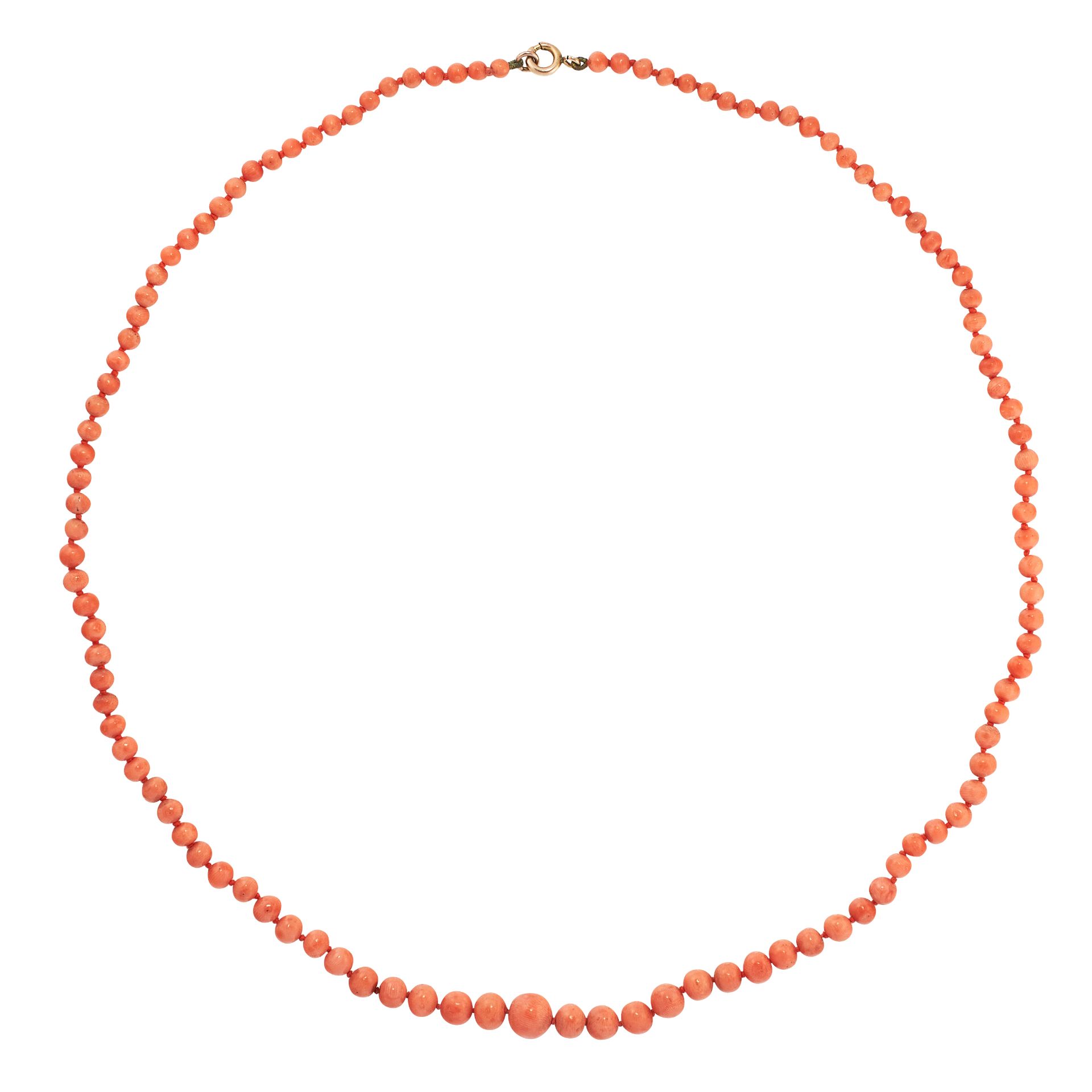 AN ANTIQUE CORAL BEAD NECKLACE in yellow gold, comprising a single row of graduated coral beads