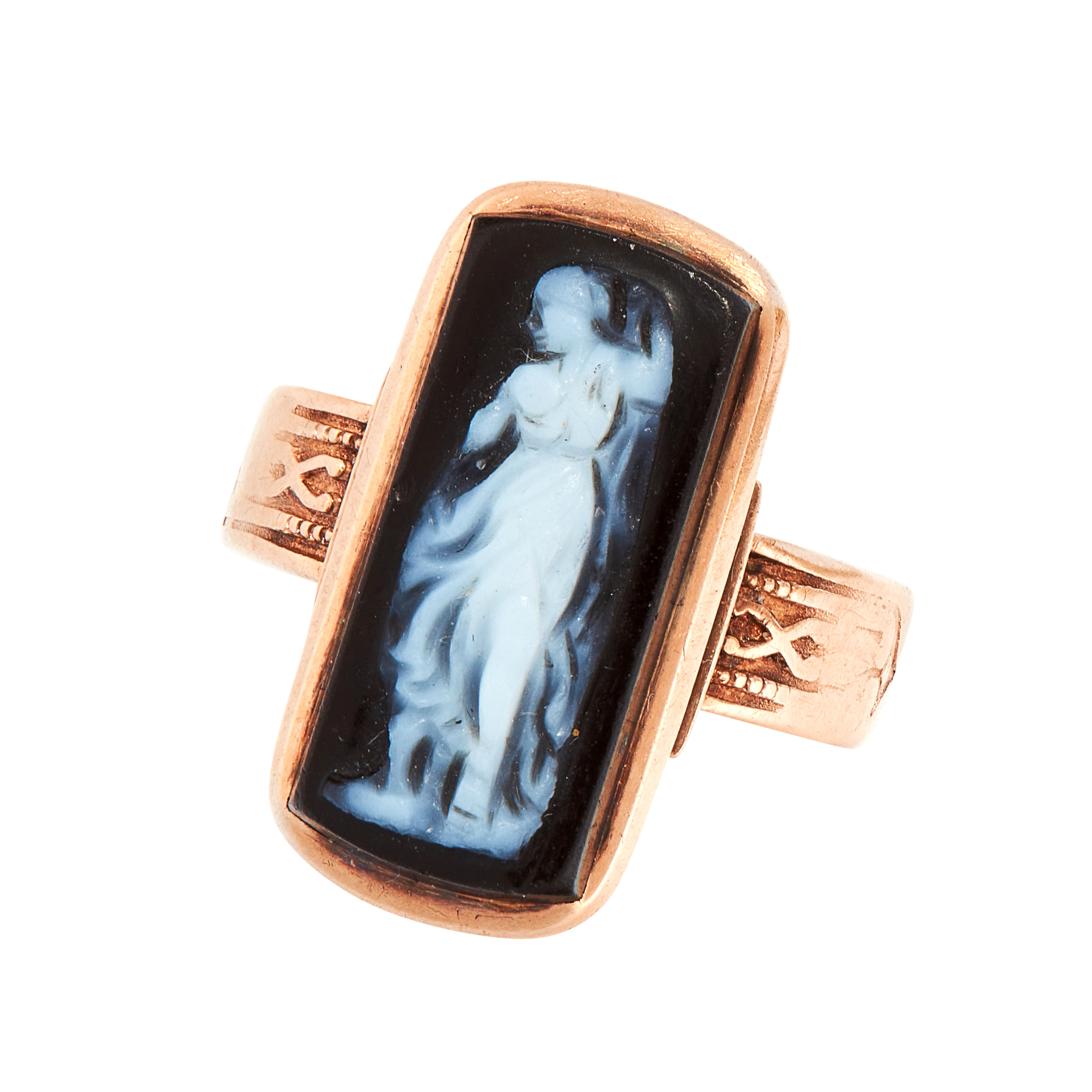 AN ANTIQUE CAMEO DRESS RING in yellow gold, set with a rectangular carved hard stone cameo depicting