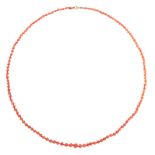 AN ANTIQUE CORAL BEAD NECKLACE in yellow gold, comprising a single row of graduated coral beads