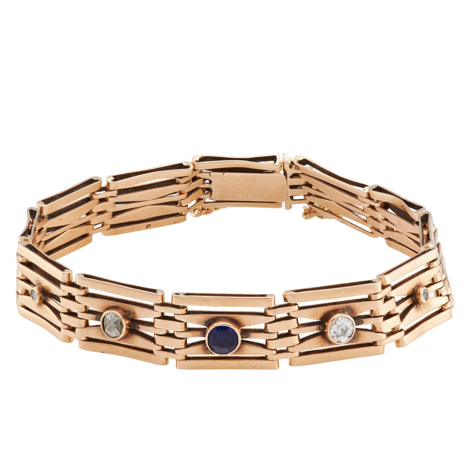 AN ANTIQUE SAPPHIRE AND DIAMOND BRACELET in 15ct yellow gold, of gate link design, set with a - Bild 2 aus 2