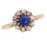 AN ANTIQUE SAPPHIRE AND DIAMOND DRESS RING in 18ct yellow gold, set with a round cut blue sapphire