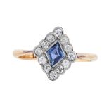 AN ART DECO SAPPHIRE AND DIAMOND DRESS RING, EARLY 20TH CENTURY in 18ct yellow gold, set with a