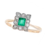 AN ART DECO EMERALD AND DIAMOND DRESS RING in 18ct yellow gold, set with a French cut emerald within