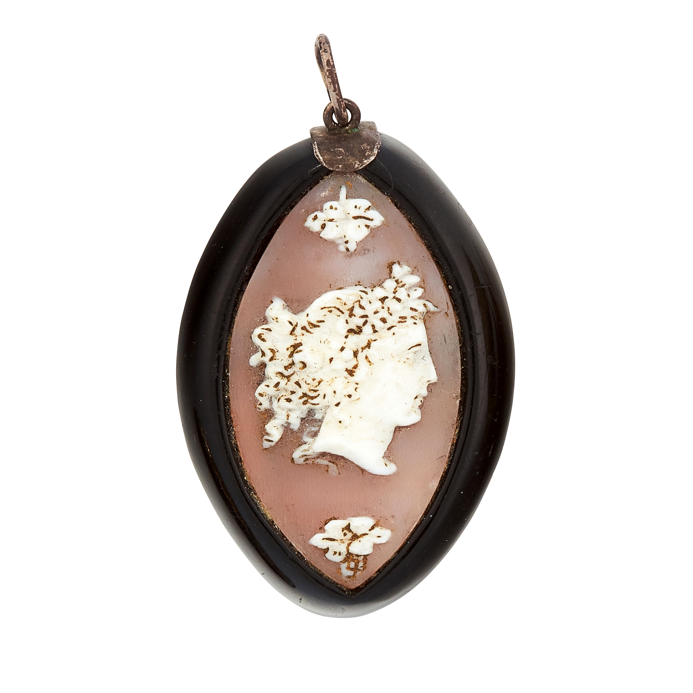 AN ANTIQUE CAMEO PENDANT in navette form, set with a navette shaped agate cameo depicting the bust