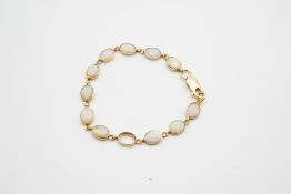 AN 18CT YELLOW GOLD AND OPAL BRACELET