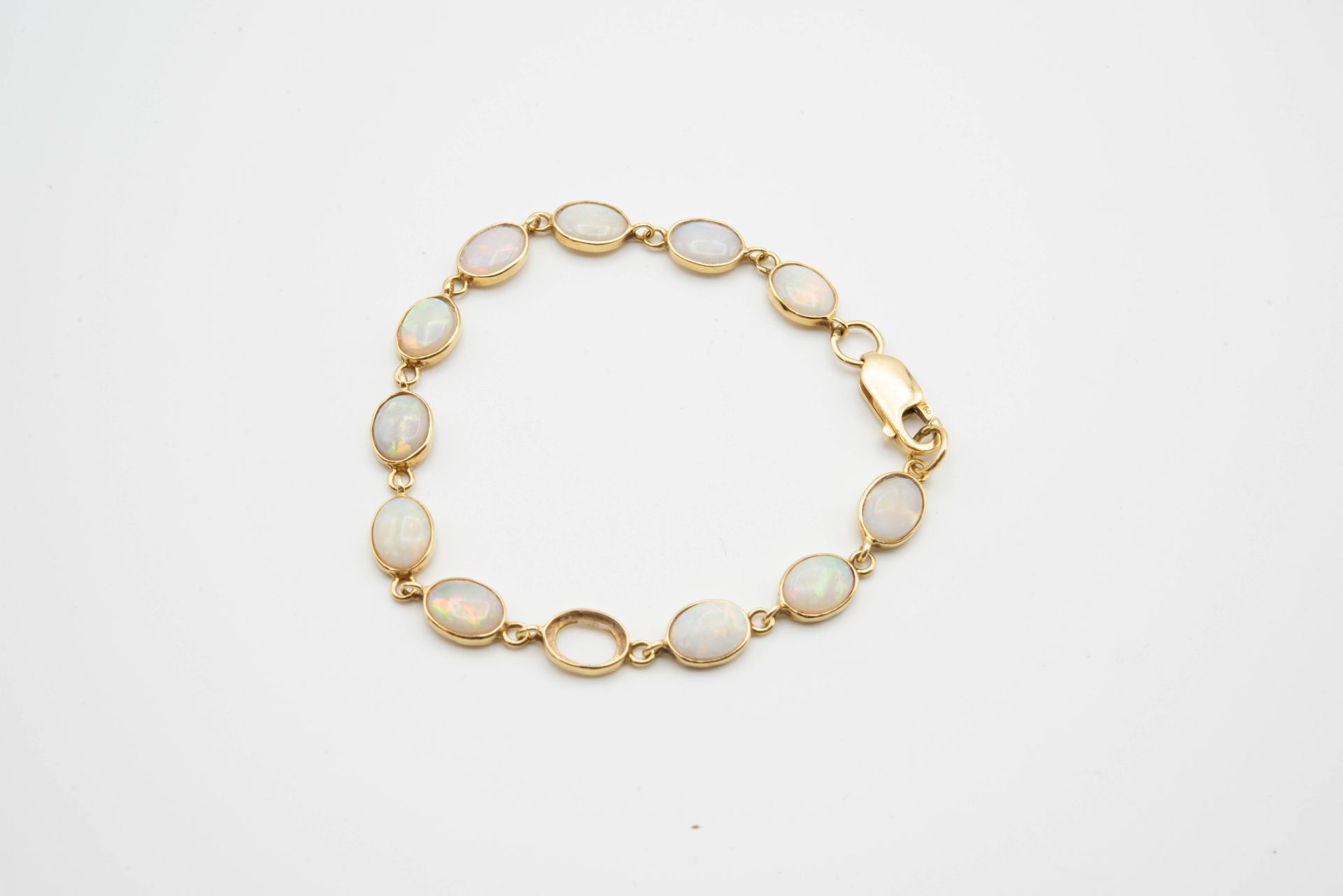 AN 18CT YELLOW GOLD AND OPAL BRACELET