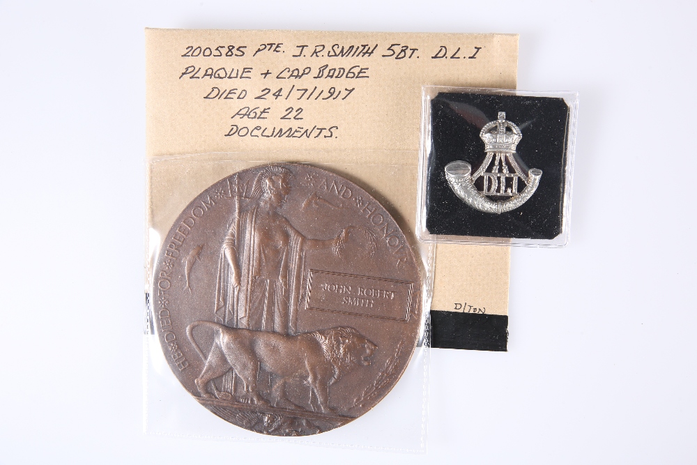 A WORLD WAR I DEATH PLAQUE AND CAP BADGE, 200585 Pte. J.R. Smith