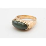 A 14CT YELLOW GOLD AND GREEN STONE RING