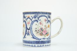 AN 18TH CENTURY CHINESE EXPORT FAMILLE ROSE TANKARD