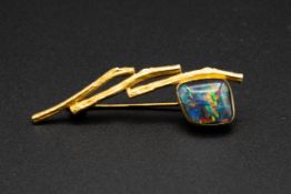 AN OPAL AND GOLD BROOCH