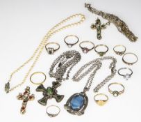 A COLLECTION OF JEWELLERY