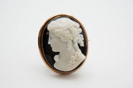 A VICTORIAN BANDED ONYX CAMEO BROOCH