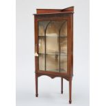 A GEORGIAN STYLE MAHOGANY CORNER CABINET, EARLY 20TH CENTURY