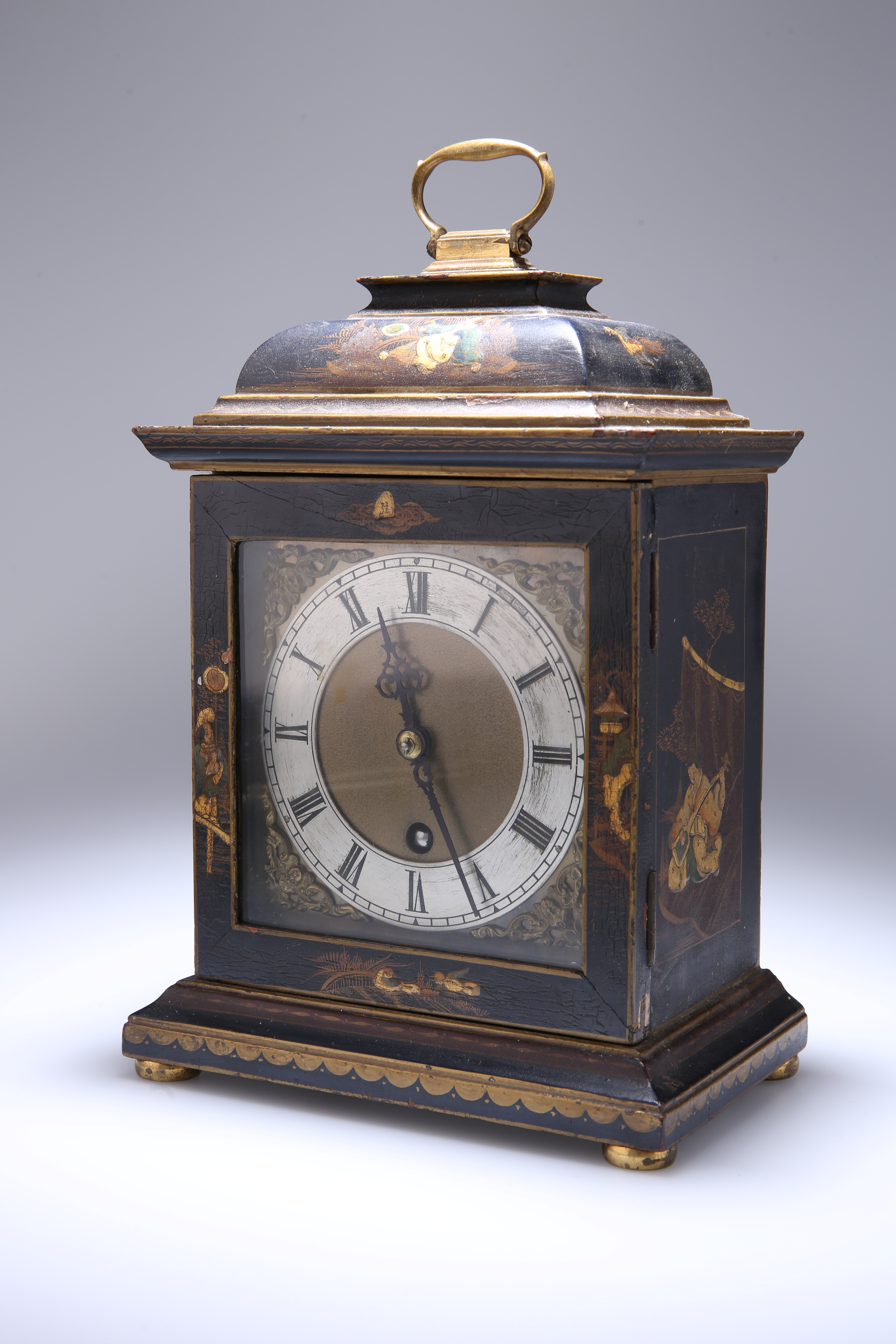 A CHINOISERIE LACQUER MANTEL CLOCK, EARLY 20th CENTURY