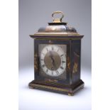A CHINOISERIE LACQUER MANTEL CLOCK, EARLY 20th CENTURY