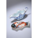 AN 18TH CENTURY CHINESE BLUE AND WHITE SAUCE BOAT