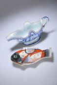 AN 18TH CENTURY CHINESE BLUE AND WHITE SAUCE BOAT