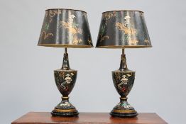 A PAIR OF CHINOISERIE DECORATED TOLE LAMPS AND SHADES