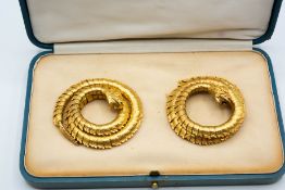 A FINE PAIR OF CHINESE GOLD DRAGON BANGLES