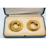 A FINE PAIR OF CHINESE GOLD DRAGON BANGLES