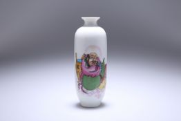 A SMALL CHINESE PORCELAIN VASE