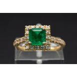 AN 18CT YELLOW GOLD, EMERALD AND DIAMOND RING