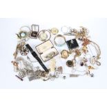 A MISCELLANEOUS GROUP OF JEWELLERY AND WATCHES