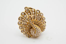 AN 18CT YELLOW GOLD AND SEED PEARL BROOCH PENDANT