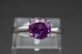 AN 18CT WHITE GOLD AND PURPLE SAPPHIRE RING