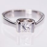 AN 18CT WHITE GOLD AND DIAMOND RING