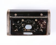 A 19TH CENTURY LACQUER SNUFF BOX