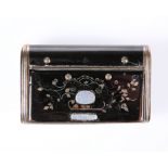 A 19TH CENTURY LACQUER SNUFF BOX