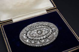 AN EARLY 20TH CENTURY DIAMOND BROOCH