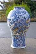 A LARGE CHINESE BLUE AND WHITE FLOOR STANDING VASE