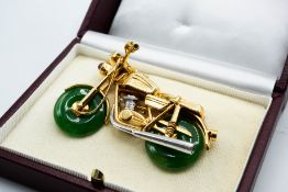 AN 18CT YELLOW GOLD AND JADEITE BROOCH