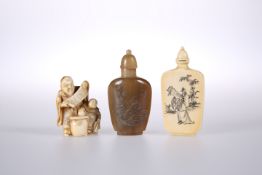 AN EARLY 20TH CENTURY CHINESE IVORY SNUFF BOTTLE