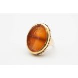 A 9CT YELLOW GOLD AND CARNELIAN INTAGLIO RING