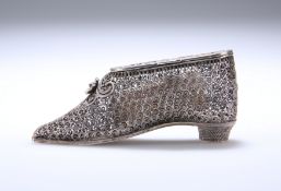 A SILVER WIREWORK NOVELTY VESTA MODELLED AS A LADY'S SHOE, LATE 19th CENTURY