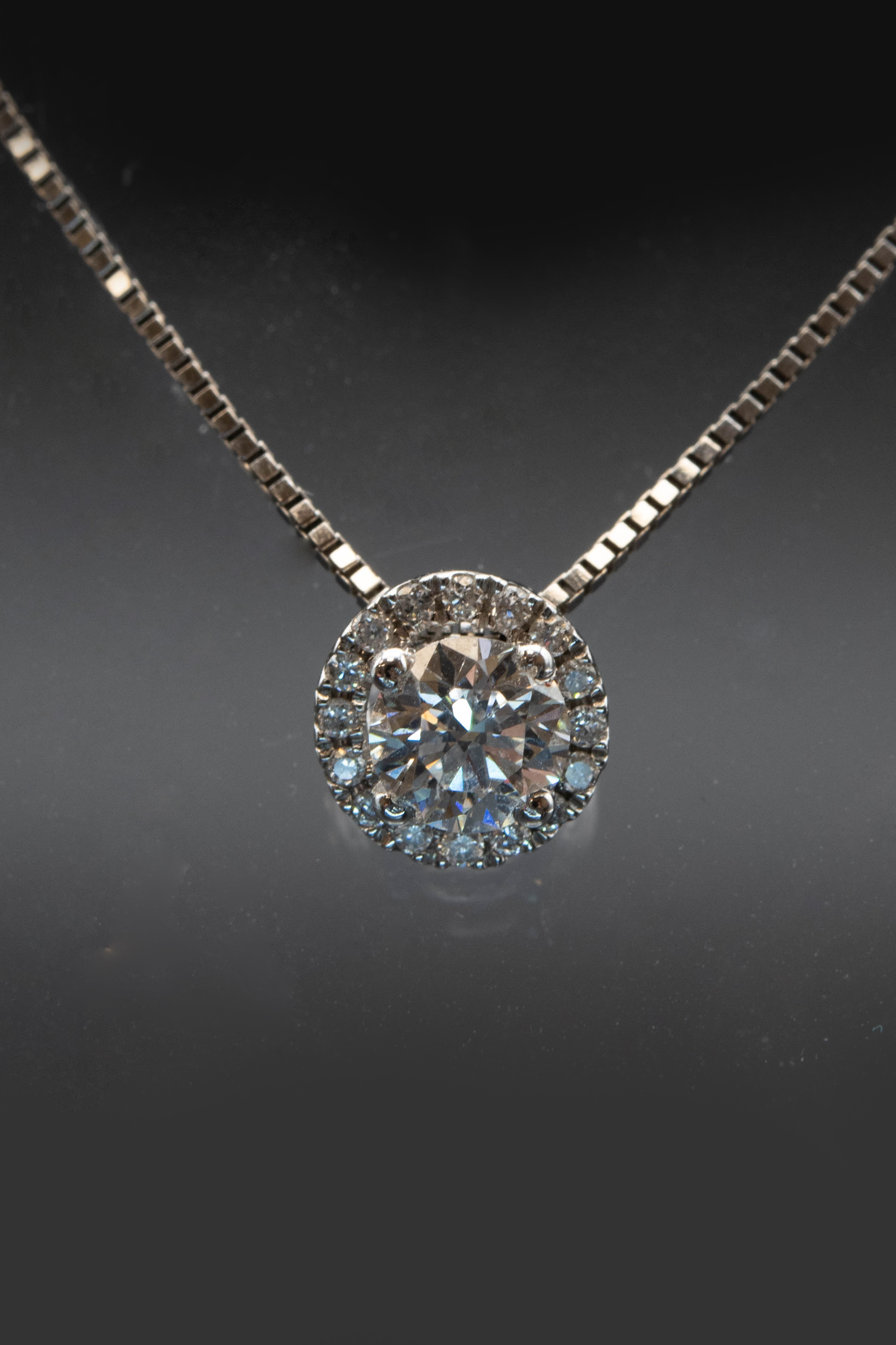 AN 18CT WHITE GOLD AND DIAMOND PENDANT