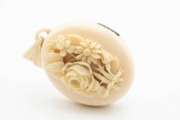 A LATE 19th CENTURY CARVED IVORY LOCKET, POSSIBLY DIEPPE