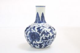 A CHINESE BLUE AND WHITE PORCELAIN BOTTLE VASE