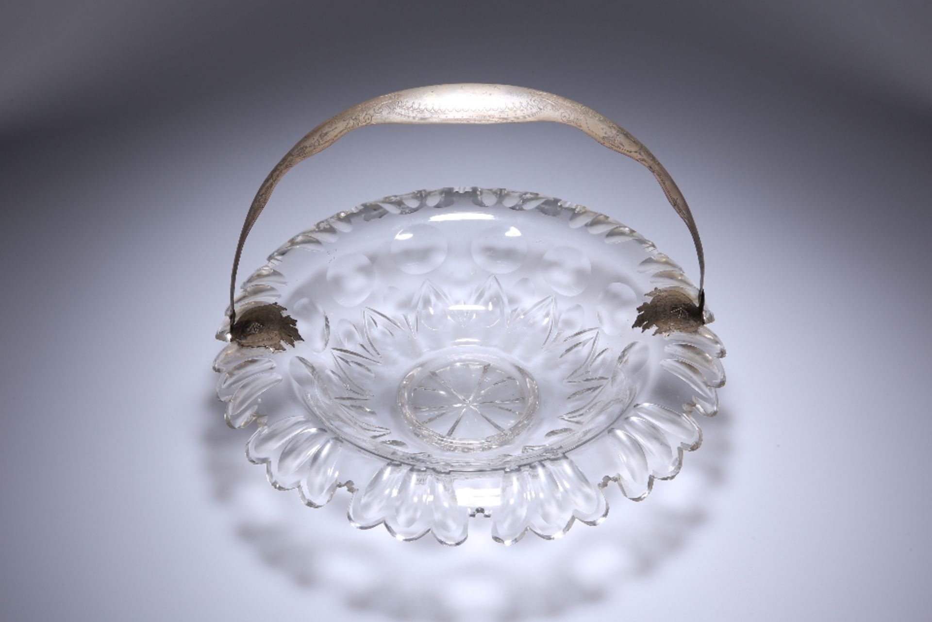 A MID-19th CENTURY WHITE METAL MOUNTED CUT-GLASS BASKET - Bild 2 aus 2