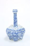 A CHINESE BLUE AND WHITE PORCELAIN TULIP VASE