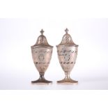 A PAIR OF GEORGE V SILVER PEPPERETTES, LONDON 1925 AND 1926