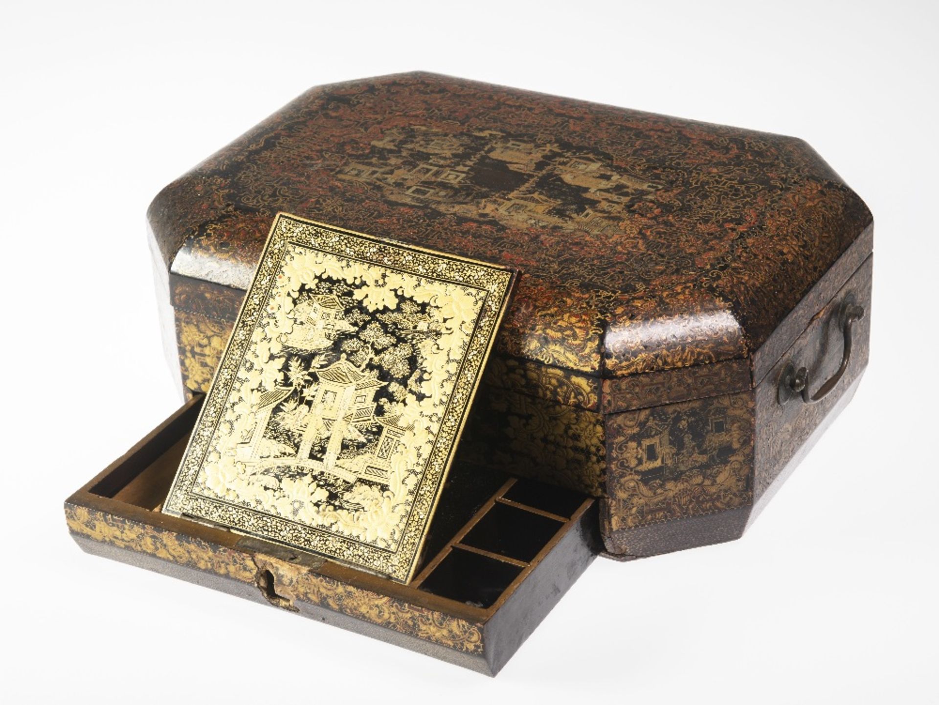 AN EARLY 19TH CENTURY CHINESE EXPORT LACQUER WORK BOX