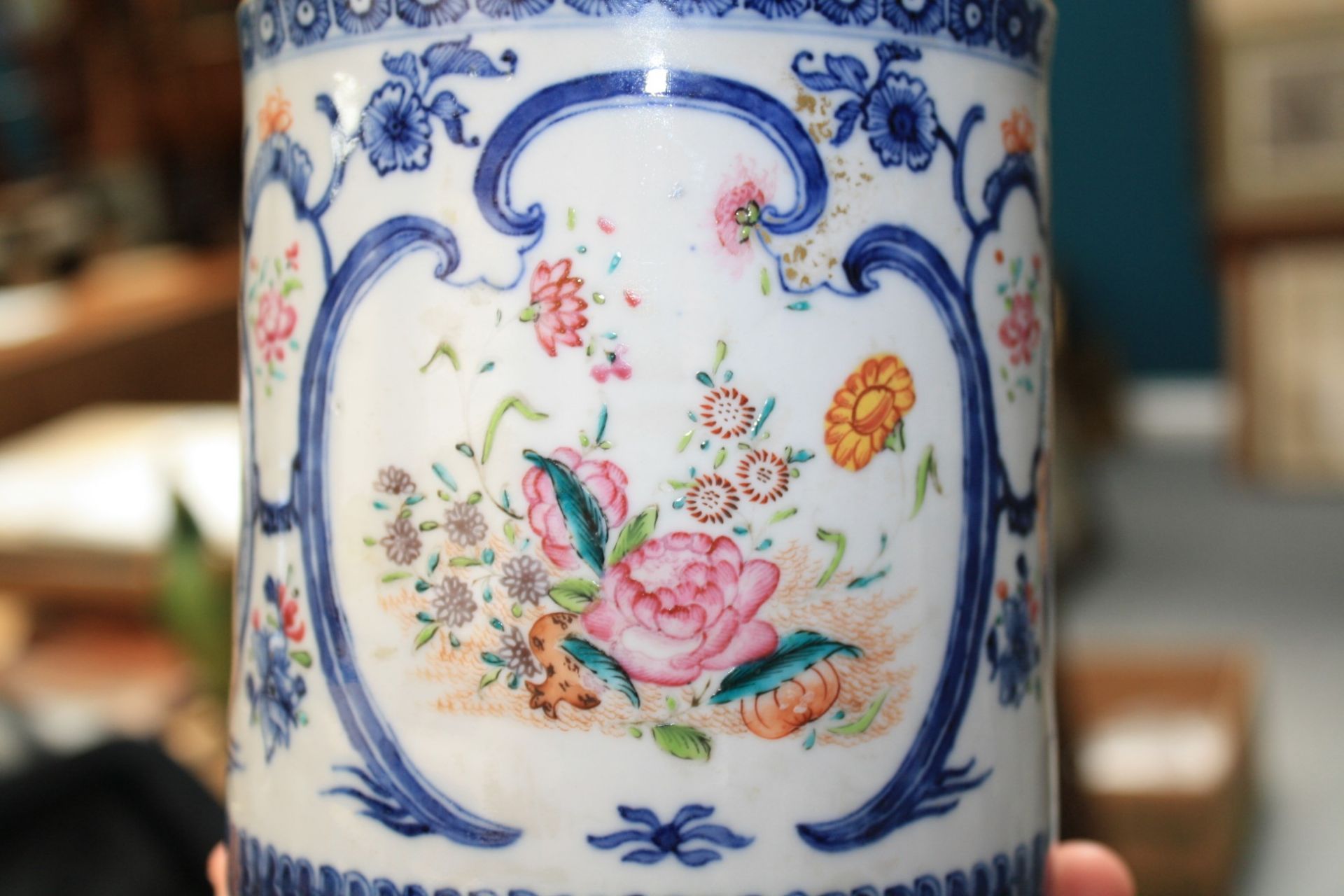 AN 18TH CENTURY CHINESE EXPORT FAMILLE ROSE TANKARD - Bild 6 aus 7