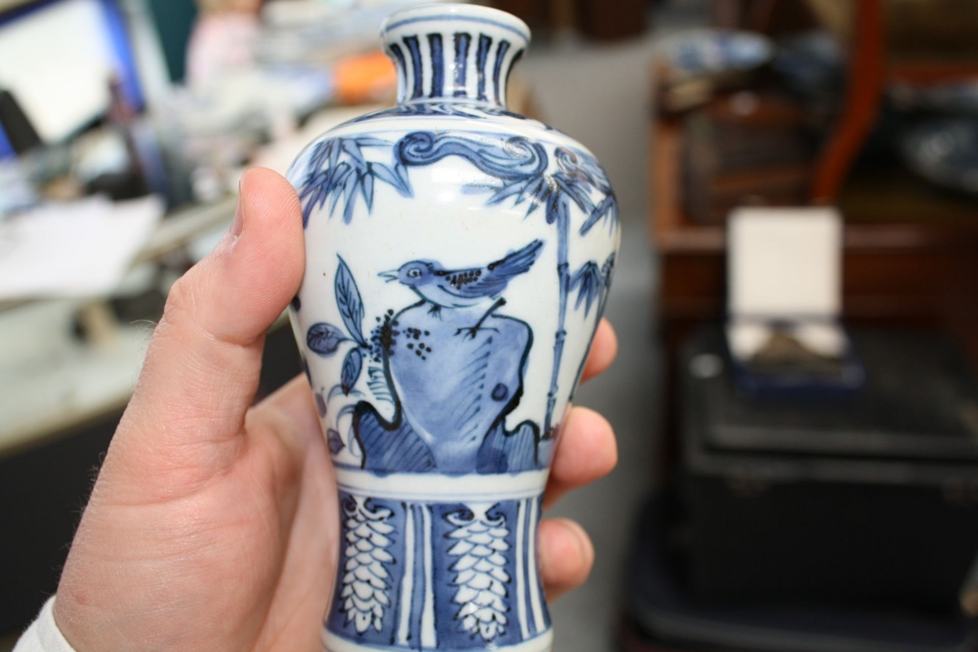A PAIR OF CHINESE BLUE AND WHITE PORCELAIN VASES - Bild 8 aus 12