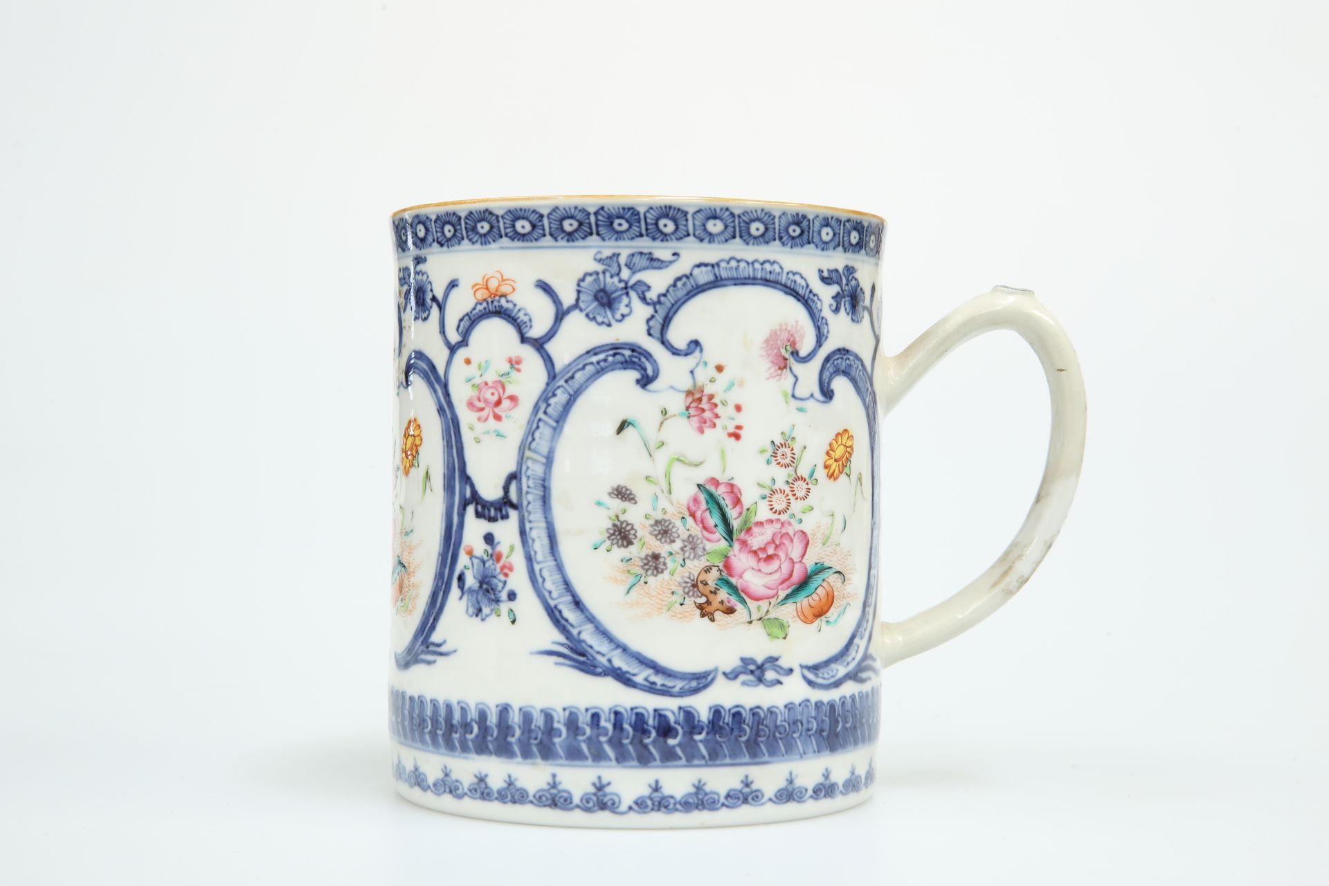 AN 18TH CENTURY CHINESE EXPORT FAMILLE ROSE TANKARD