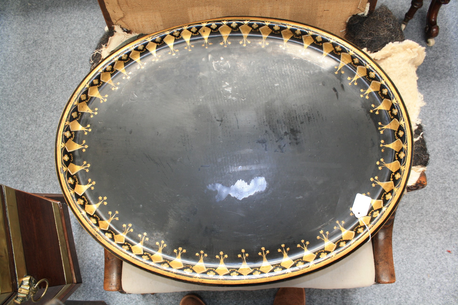 A LARGE VICTORIAN TOLEWARE TRAY, oval with gilded decoration - Bild 5 aus 5
