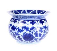 A CHINESE MING STYLE BLUE AND WHITE PORCELAIN VASE